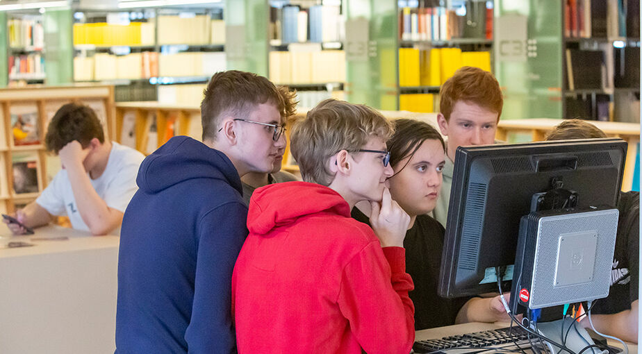 Schüler*innen recherchieren in der C3-Bibliothek Schüler*innen recherchieren in der C3-Bibliothek