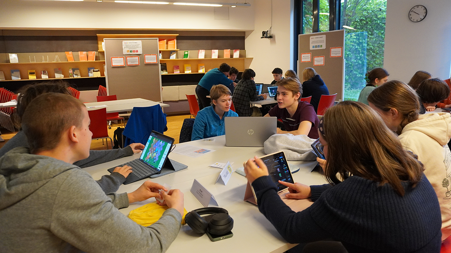 Jugendliche beim Spielen der Social Simulation Jugendliche beim Spielen der Social Simulation