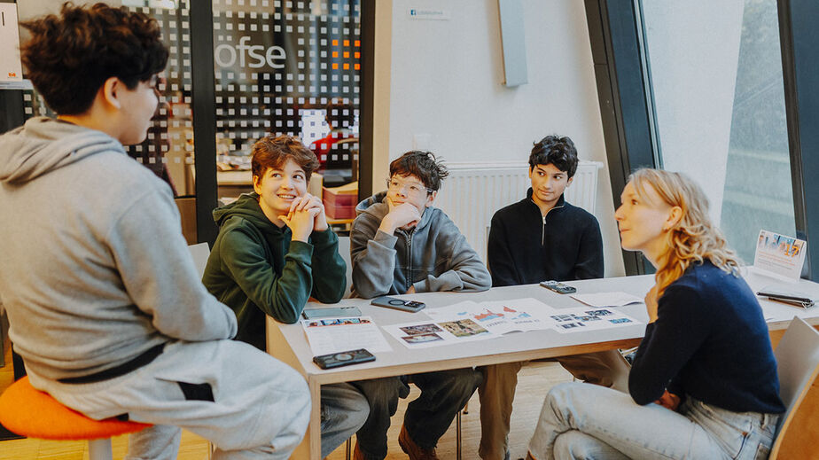 Schüler im Gespräch mit Expertin bei living library im C3 Schüler im Gespräch mit Expertin bei living library im C3