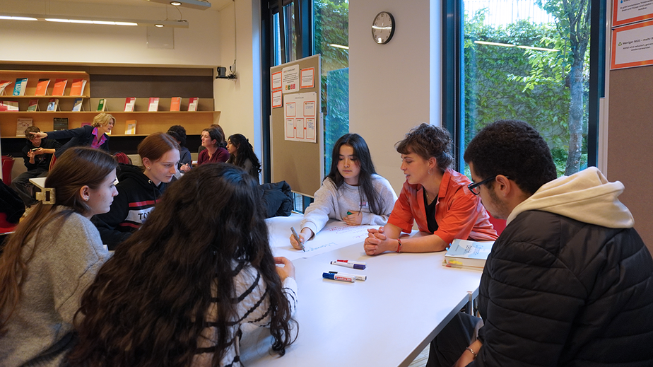 Expertin mit Schüler*innen bei den Vienna City Labs 2025