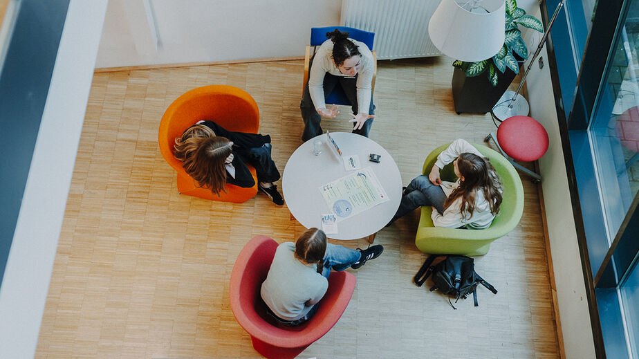 Schülerinnen im Gespräch mit Expertin Schülerinnen im Gespräch mit Expertin